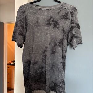Men's Black and Gray Lululemon shirt